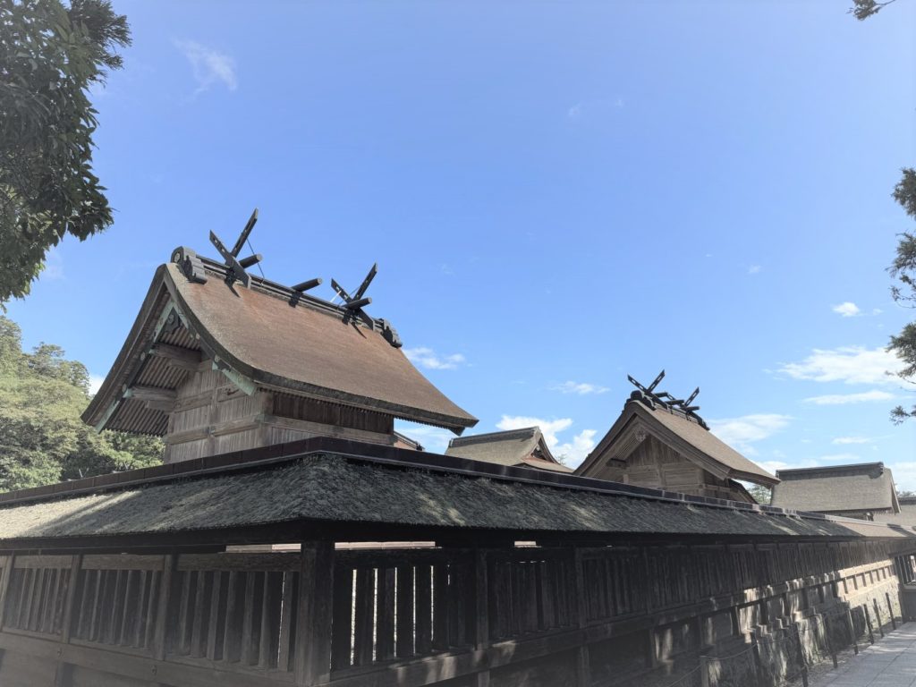 滅ぼした側が大国主命の祟りを怖れ、この壮大な社殿を建立したのだろうか。